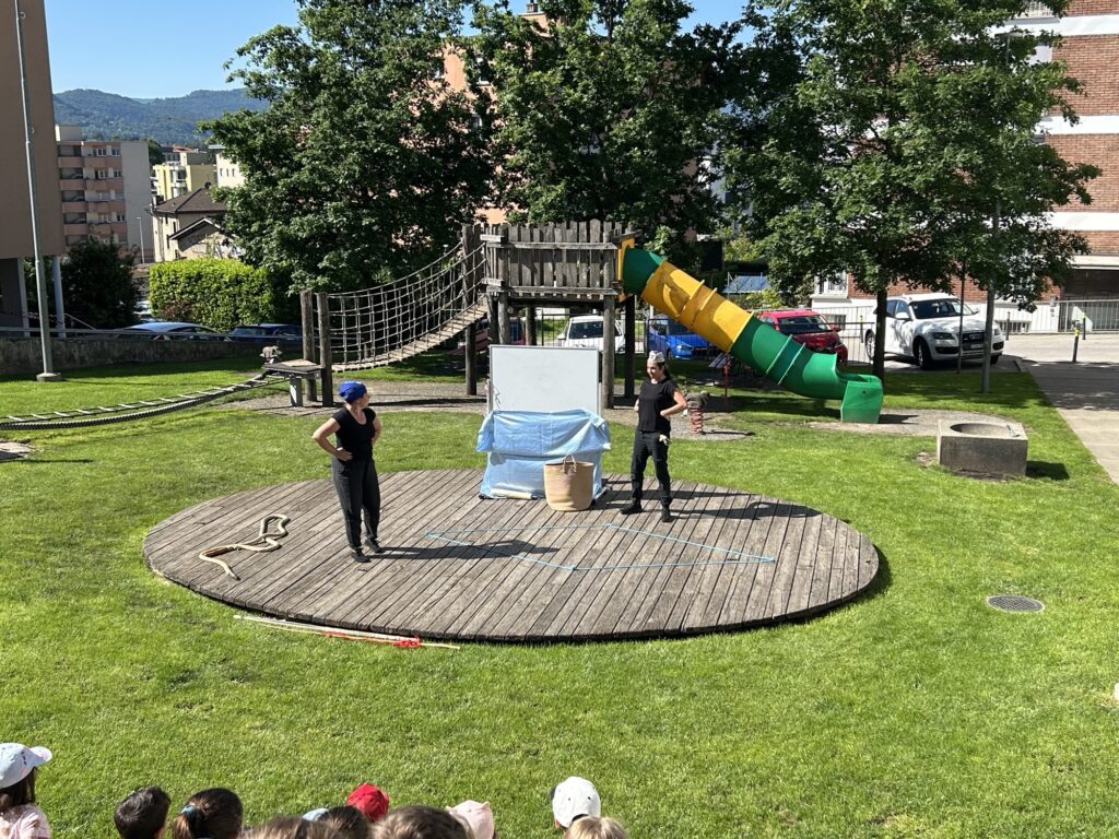 Giovedì 15 maggio i bambini dell'istituto hanno assistito al divertente spettacolo della compagnia "Lungheorecchie" dal titolo "La geometria è nelle nostre corde".